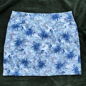 Croft & Barrow slip on skort. Iris looking flower print, blue, grey, white.